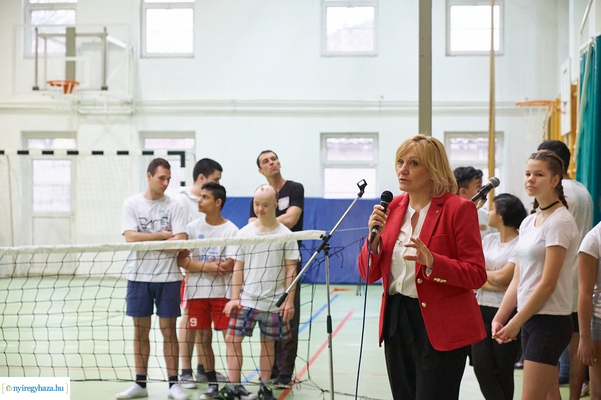 Parasport verseny megnyitó a Bárczi iskolában