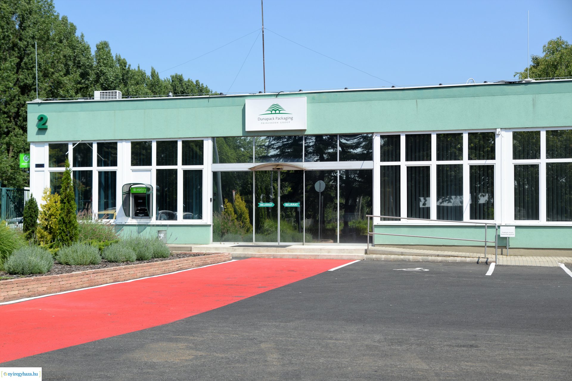 Parkoló átadás a Dunapack előtt