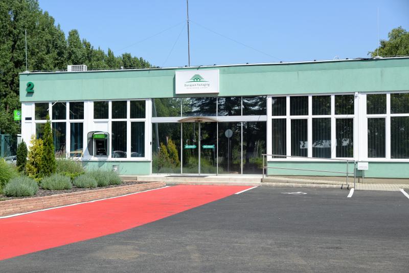 Parkoló átadás a Dunapack előtt