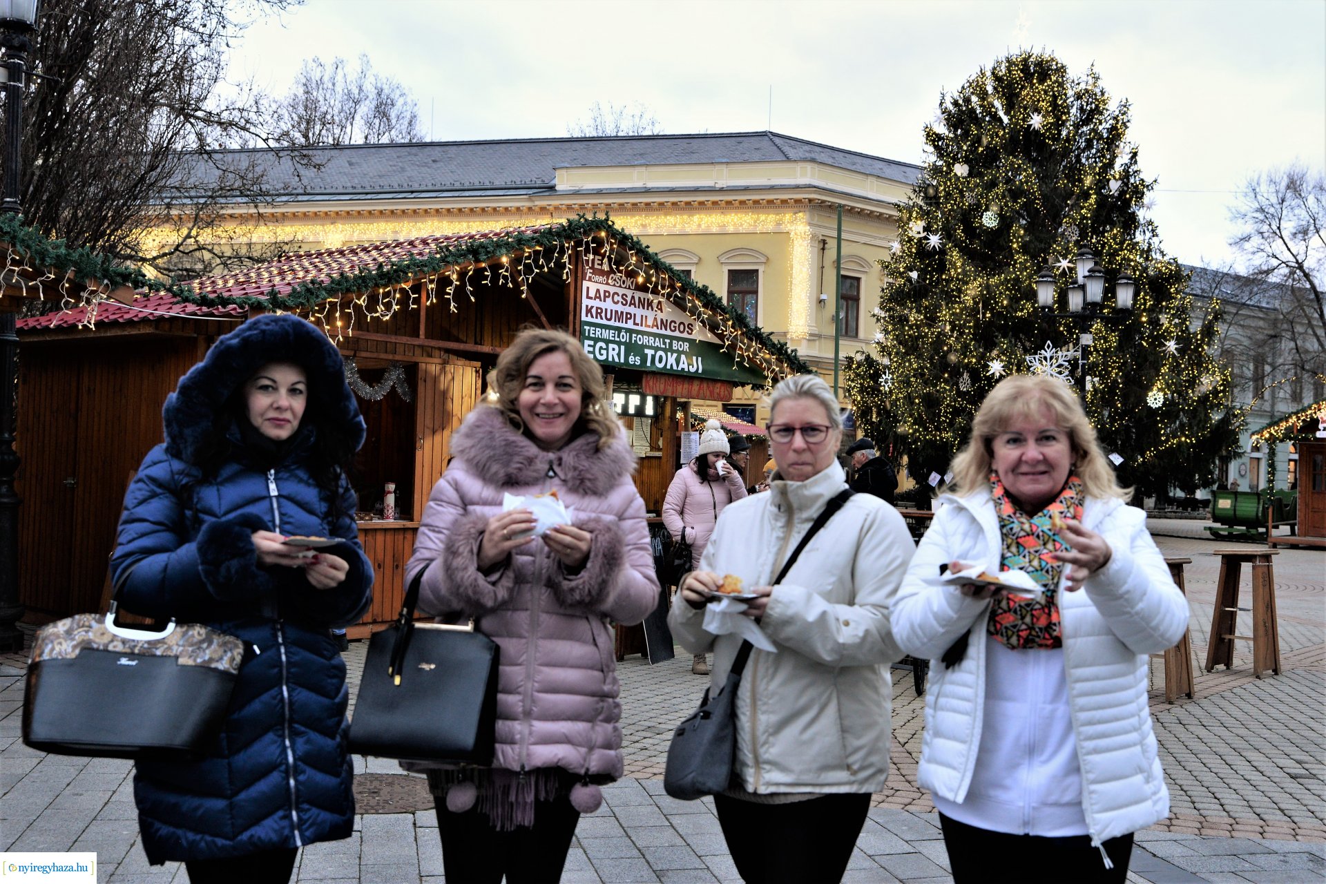 Pénteken ismét lapcsánkával kedveskedtek a forgatagba látogatóknak 