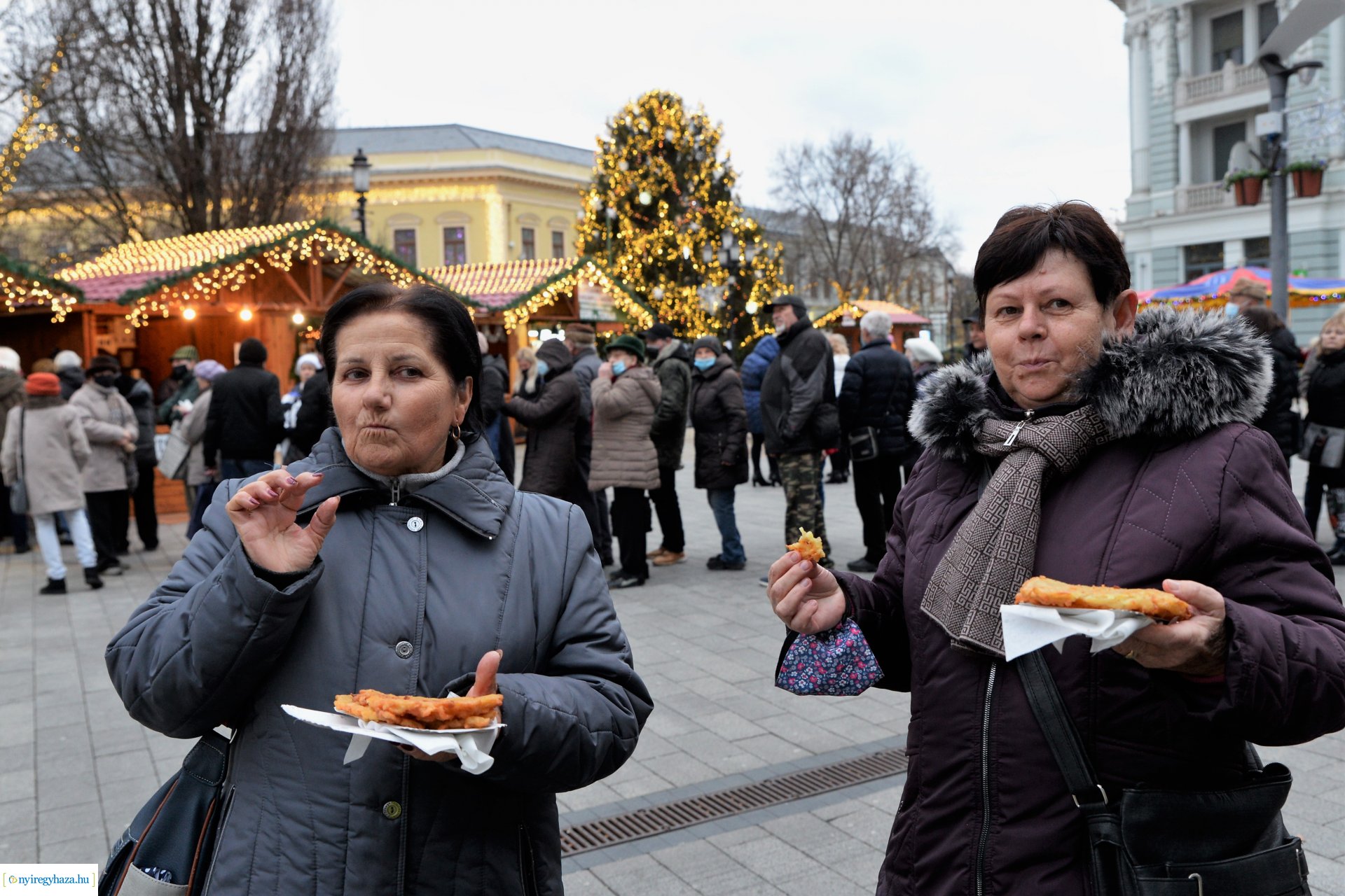 Pénteken ismét lapcsánkával kedveskedtek a forgatagba látogatóknak 