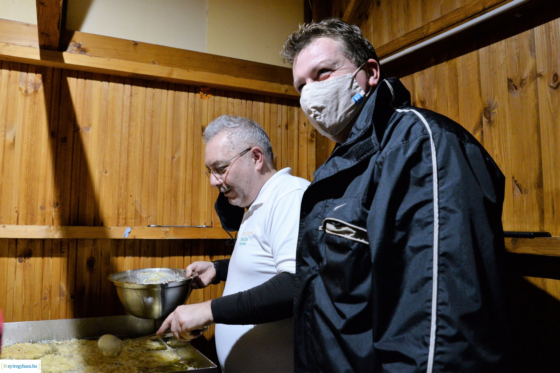 Pénteken ismét lapcsánkával kedveskedtek a forgatagba látogatóknak 