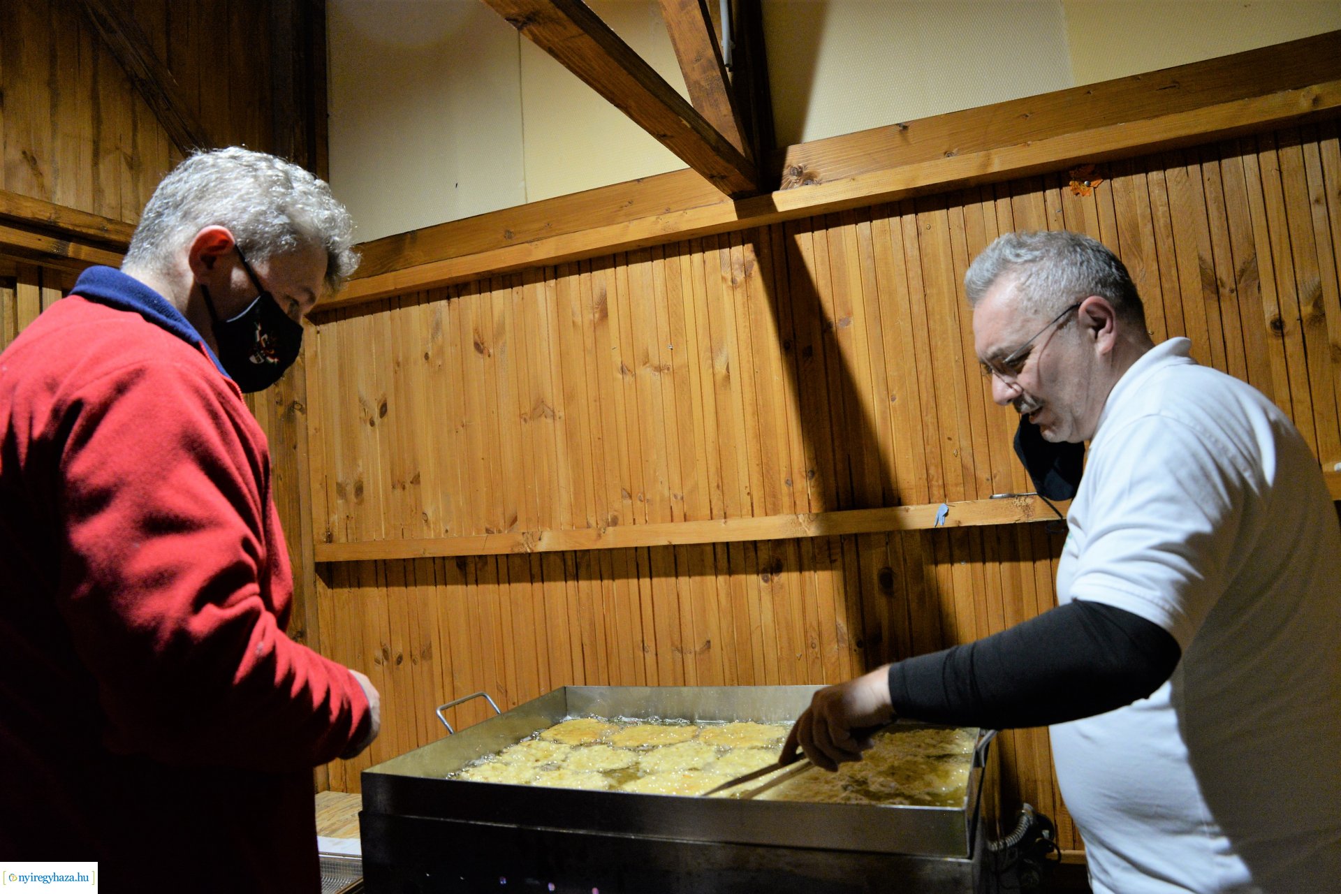 Pénteken ismét lapcsánkával kedveskedtek a forgatagba látogatóknak 