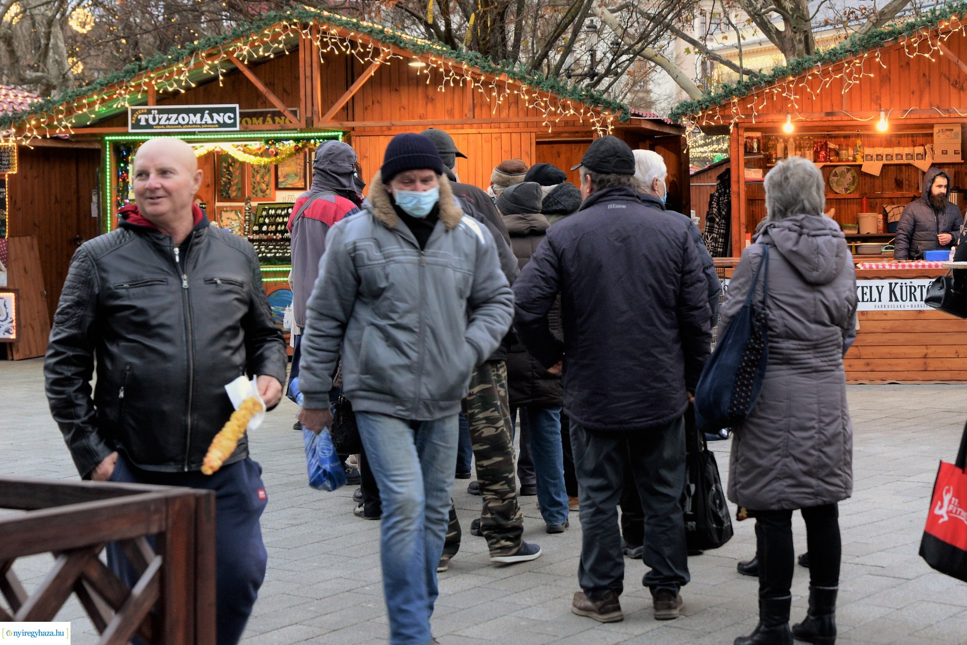 Pénteken ismét lapcsánkával kedveskedtek a forgatagba látogatóknak 