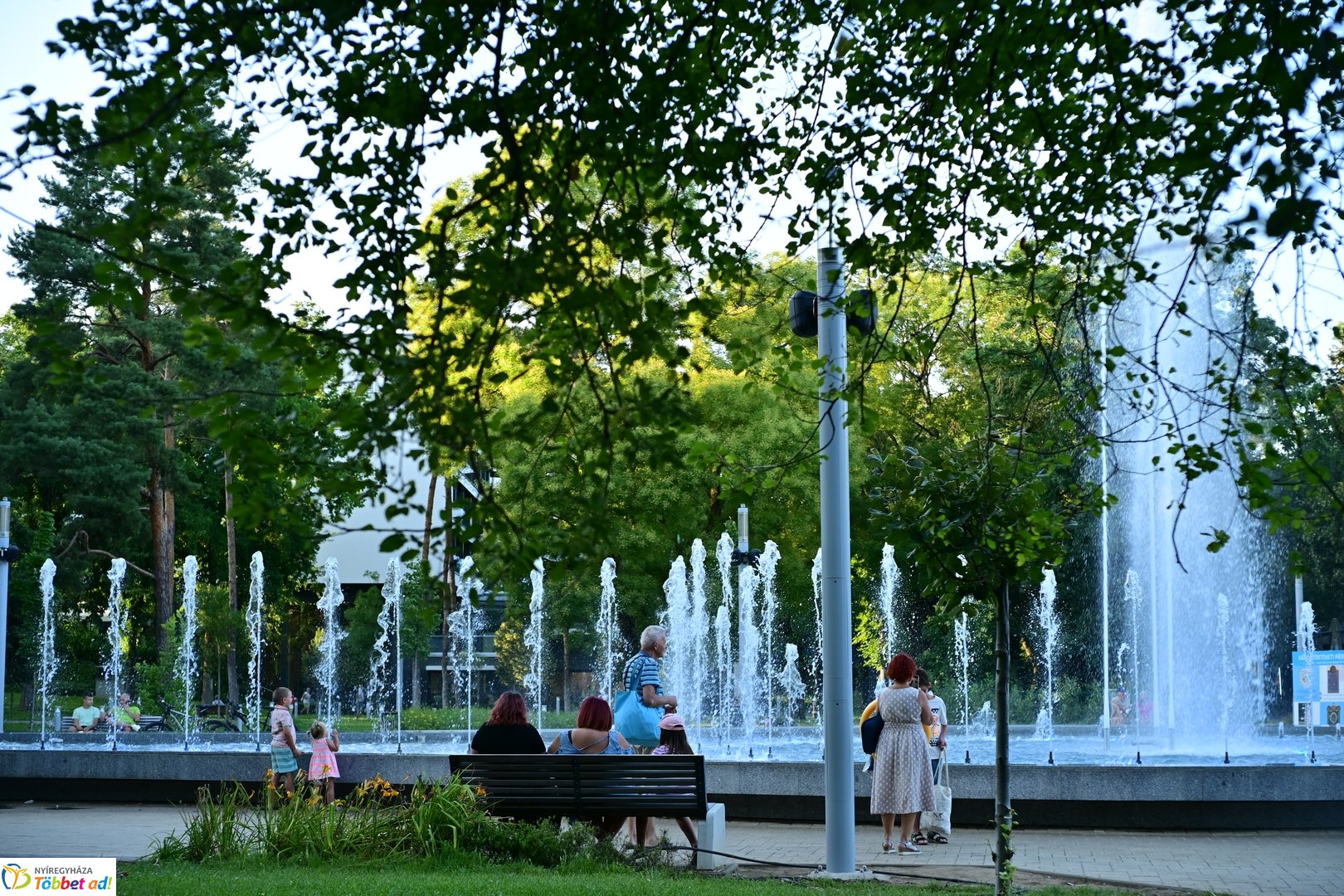 Pillanatképek egy nyári estén a szökőkút mellett -2025