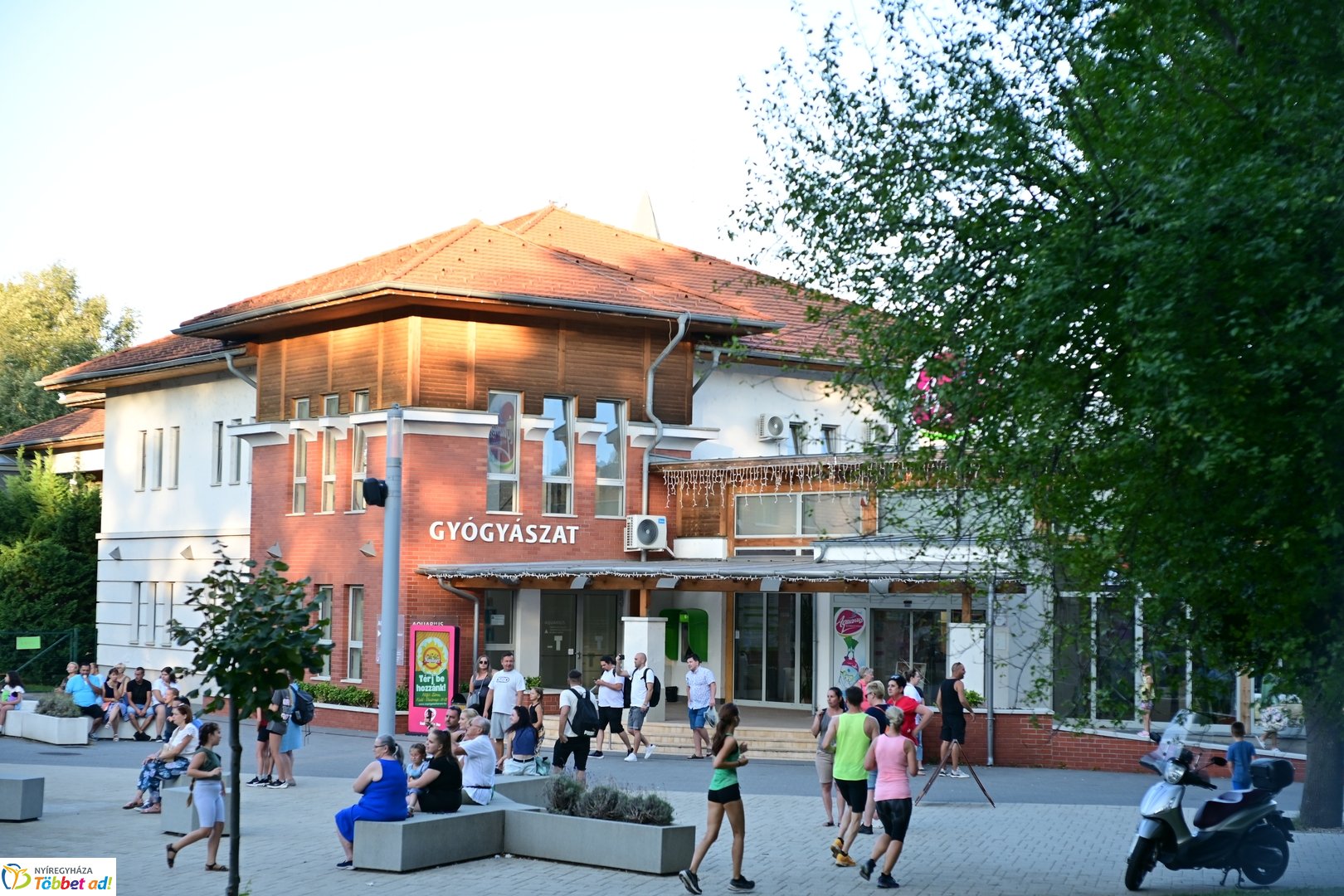 Pillanatképek egy nyári estén a szökőkút mellett -2025