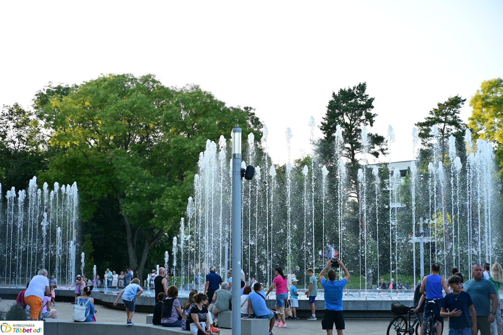 Pillanatképek egy nyári estén a szökőkút mellett -2025