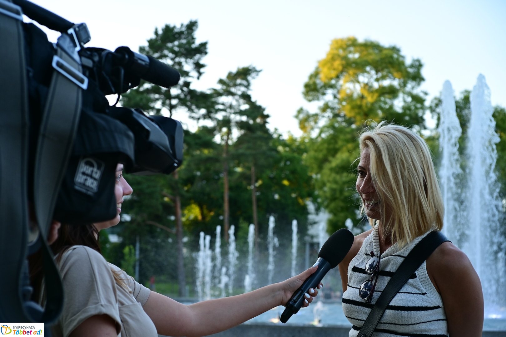 Pillanatképek egy nyári estén a szökőkút mellett -2025