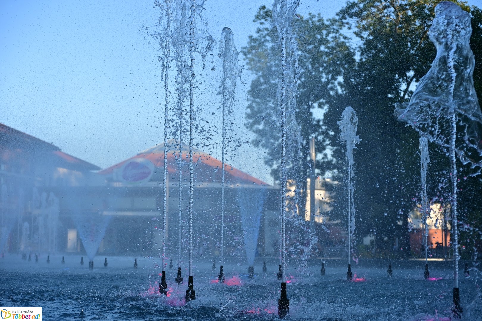 Pillanatképek egy nyári estén a szökőkút mellett -2025