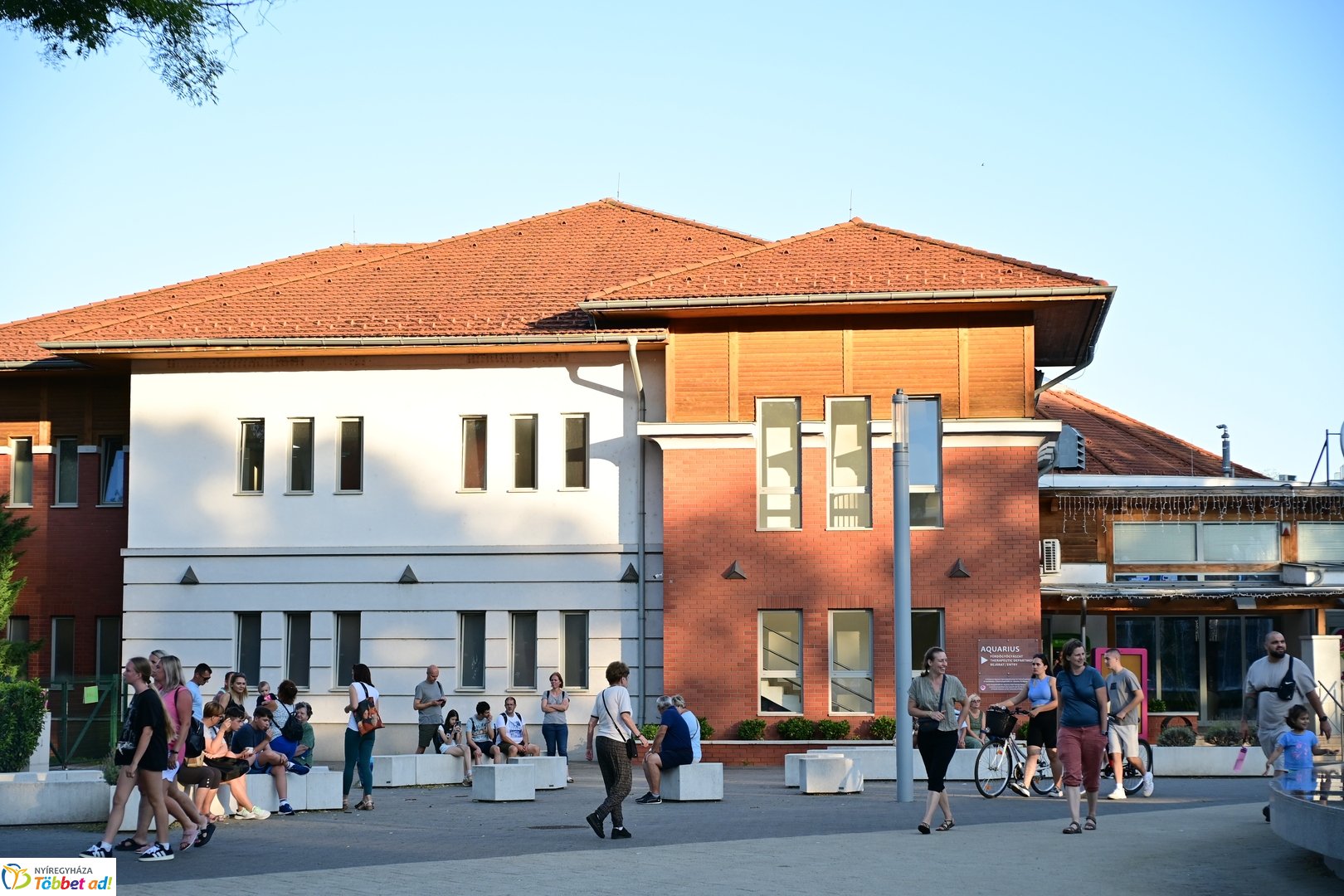 Pillanatképek egy nyári estén a szökőkút mellett -2025