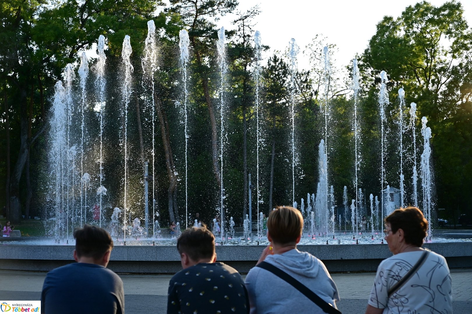 Pillanatképek egy nyári estén a szökőkút mellett -2025