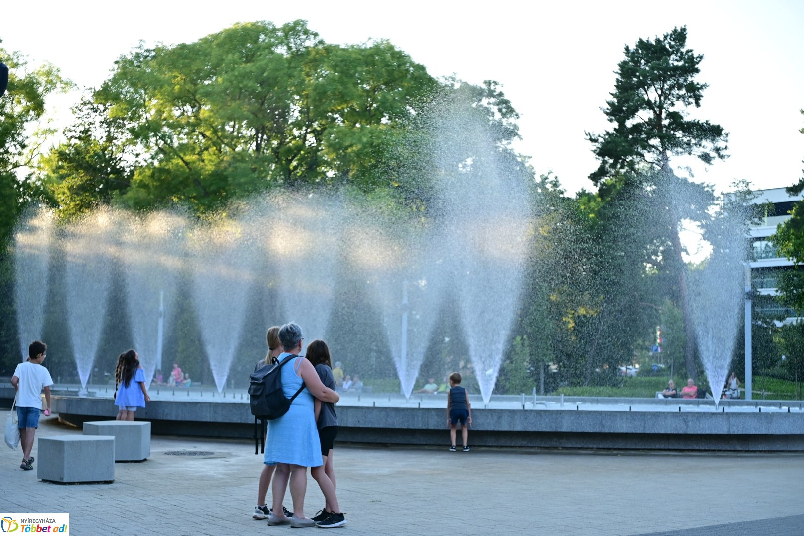 Pillanatképek egy nyári estén a szökőkút mellett -2025