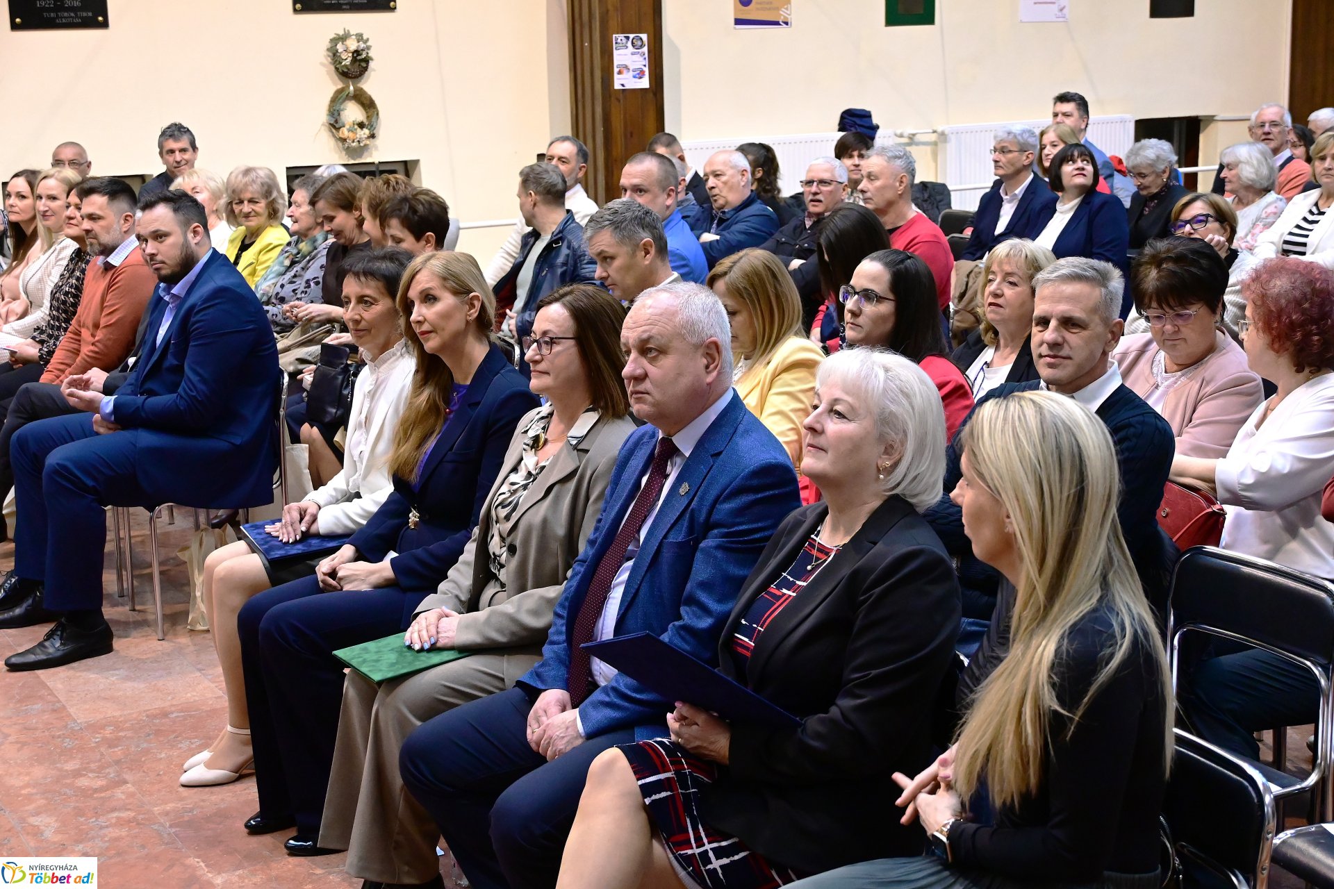 Pódiumbeszélgetés a  Nyíregyházi Vasvári Pál Gimnázium 50 éves testnevelési tagozatának ünnepségén