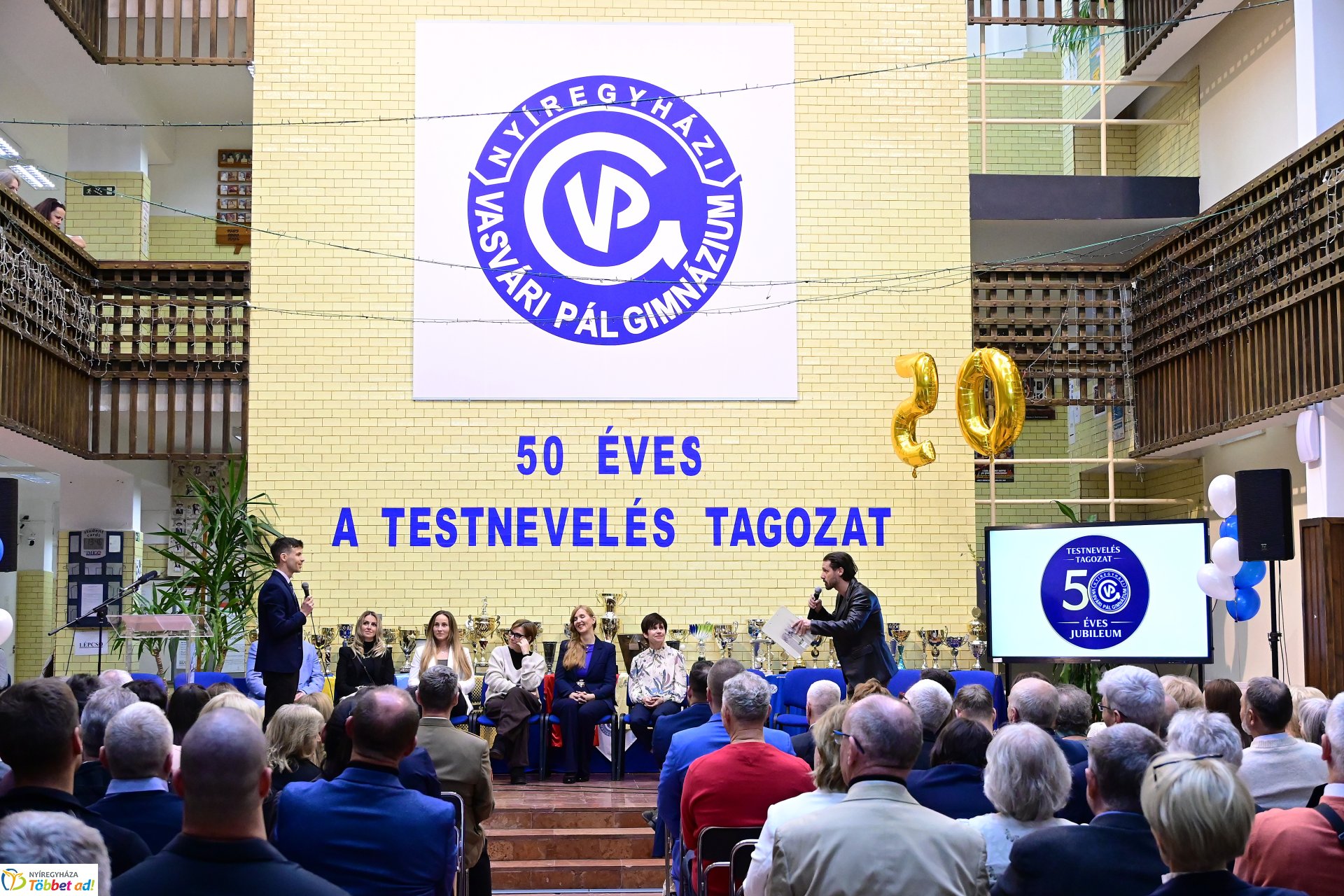 Pódiumbeszélgetés a  Nyíregyházi Vasvári Pál Gimnázium 50 éves testnevelési tagozatának ünnepségén