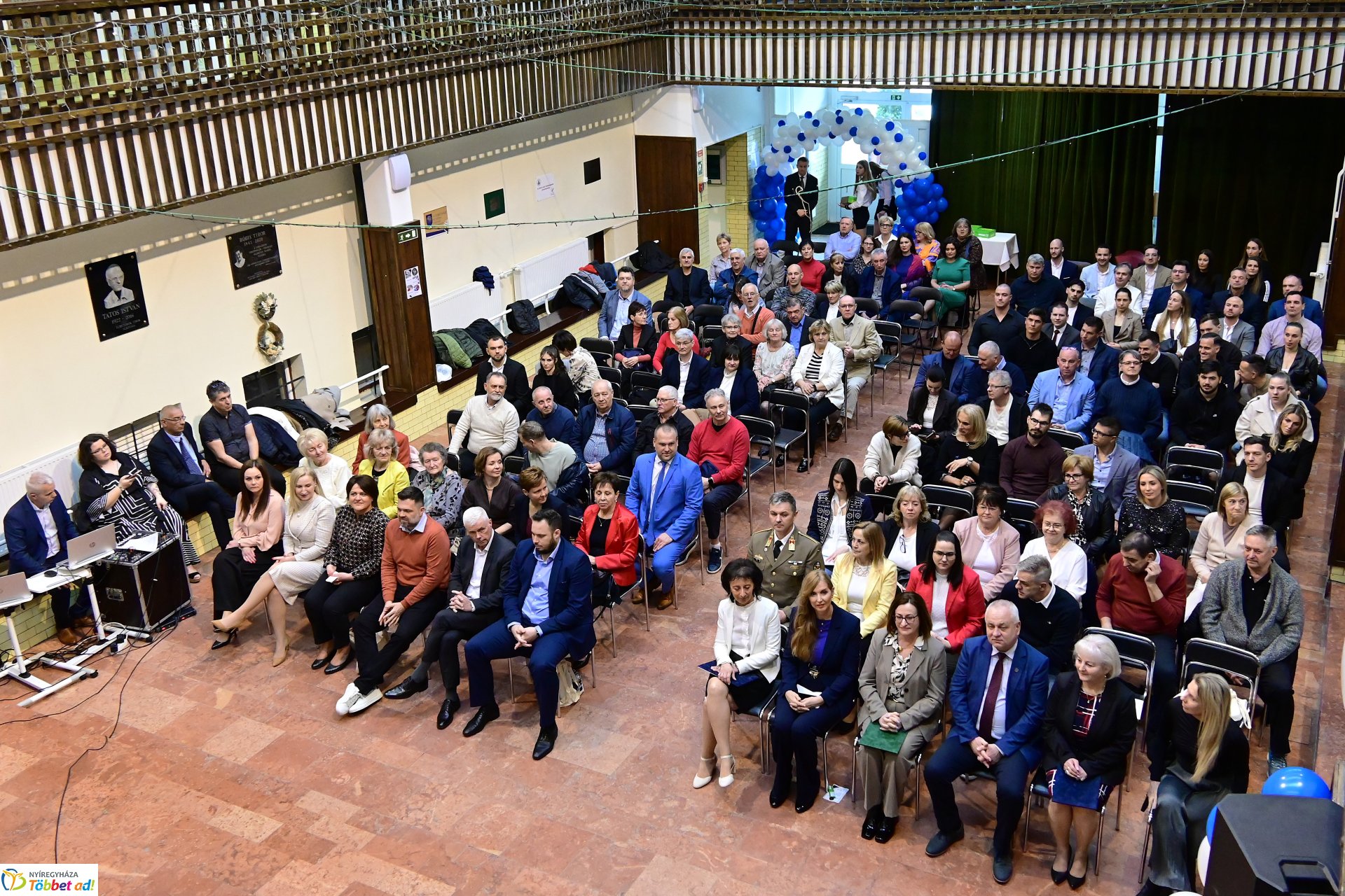 Pódiumbeszélgetés a  Nyíregyházi Vasvári Pál Gimnázium 50 éves testnevelési tagozatának ünnepségén