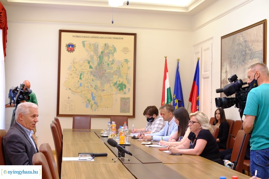 Polgármesteri sajtótájékoztató a Városházán
