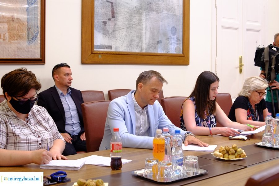 Polgármesteri sajtótájékoztató a Városházán