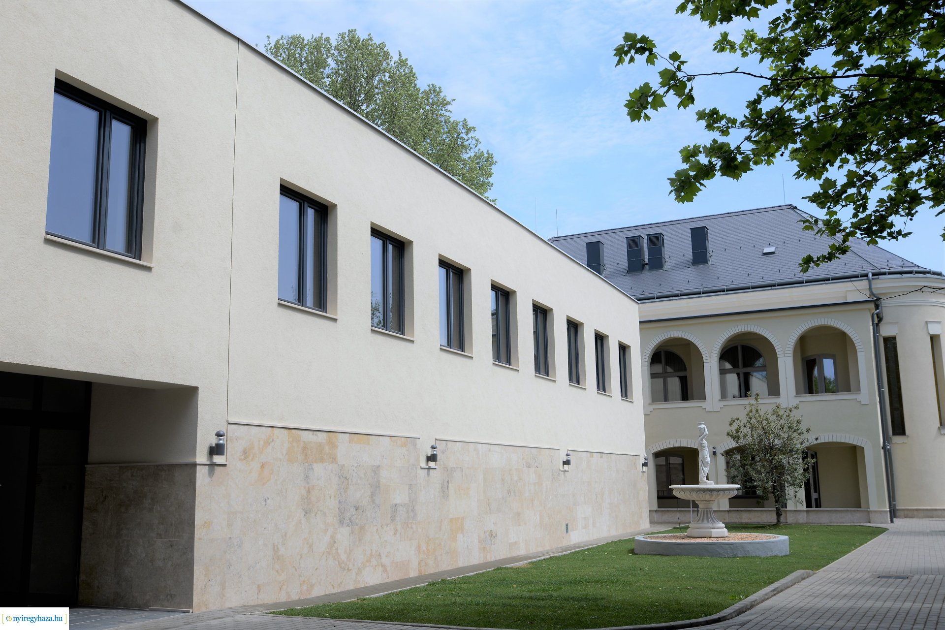 Polgármesteri szemle a Kállay Gyűjtemény épületében