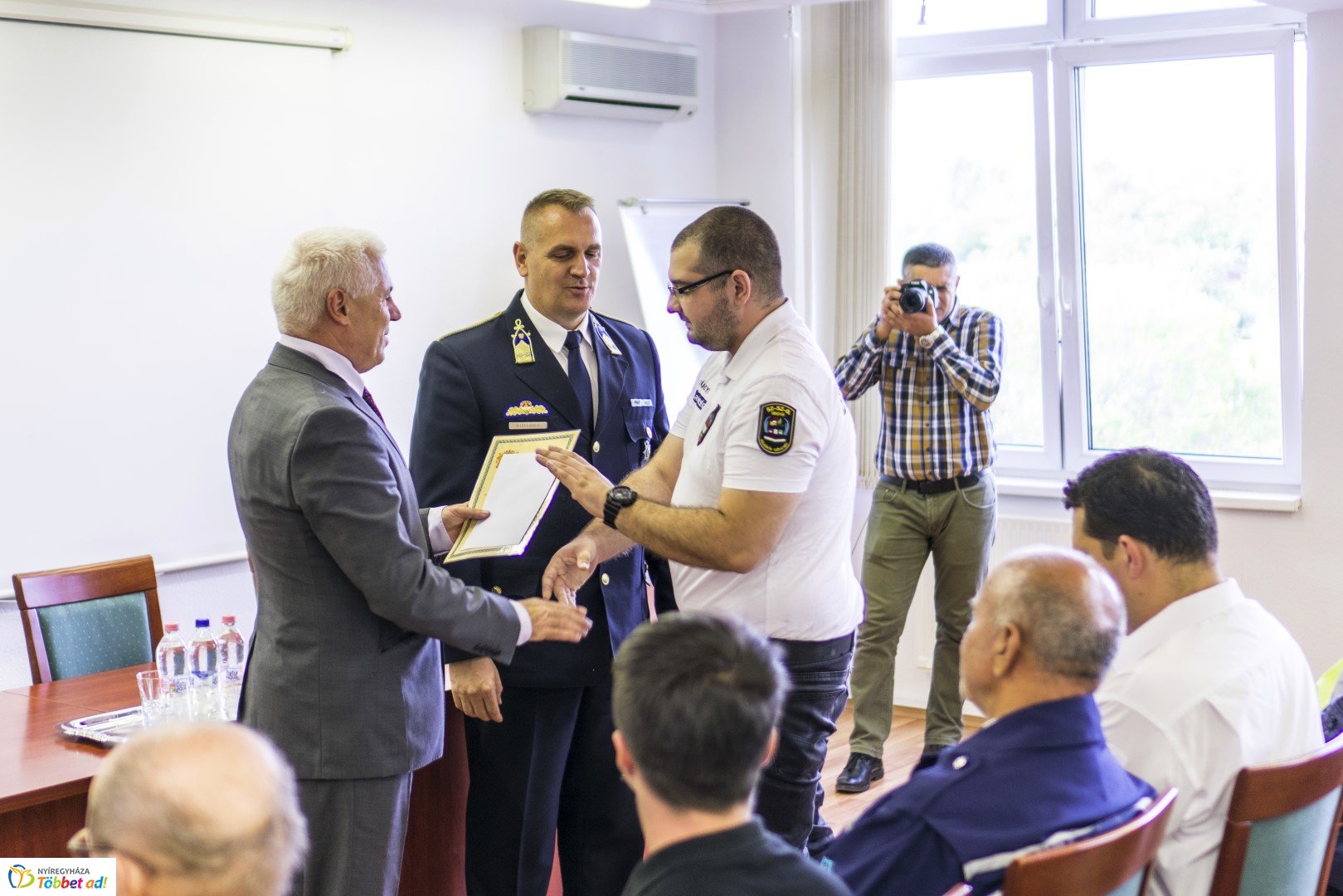 Rendőröket, polgárőröket és közterület-felügyelőket jutalmaztak