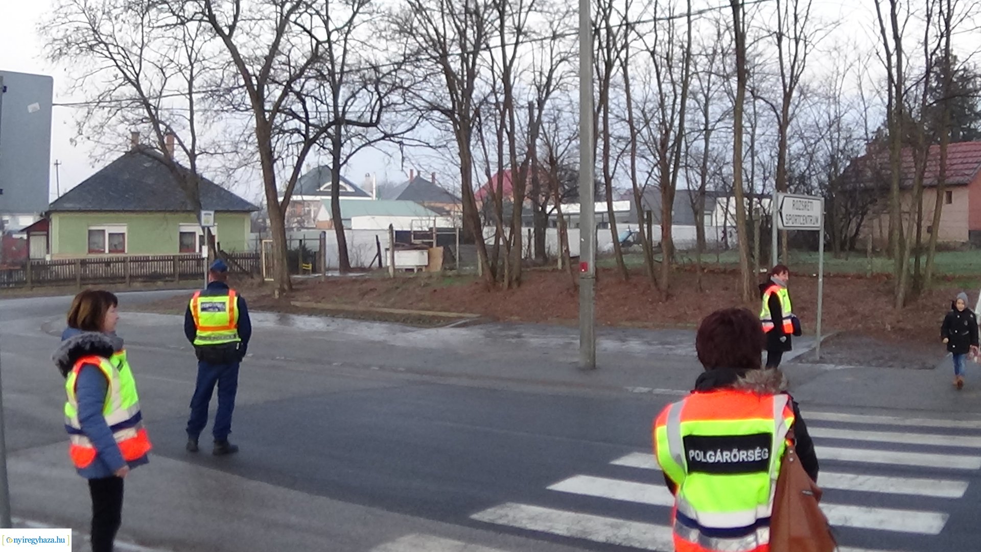 Polgárőrök vigyáznak a gyermekek biztonságára Rozsrétszőlőn