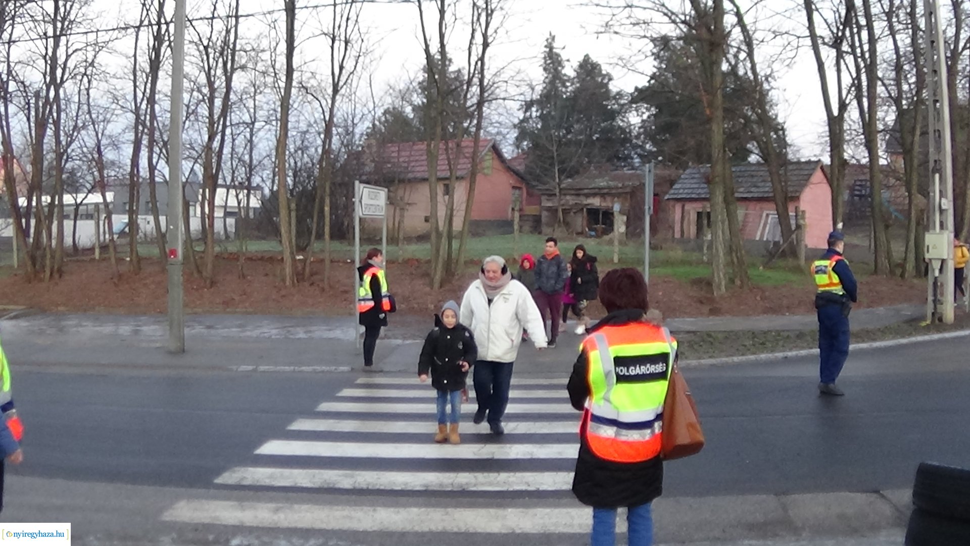 Polgárőrök vigyáznak a gyermekek biztonságára Rozsrétszőlőn