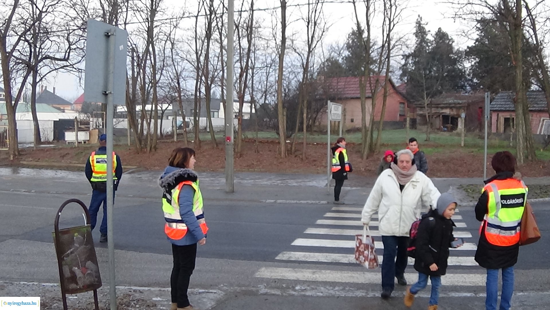 Polgárőrök vigyáznak a gyermekek biztonságára Rozsrétszőlőn