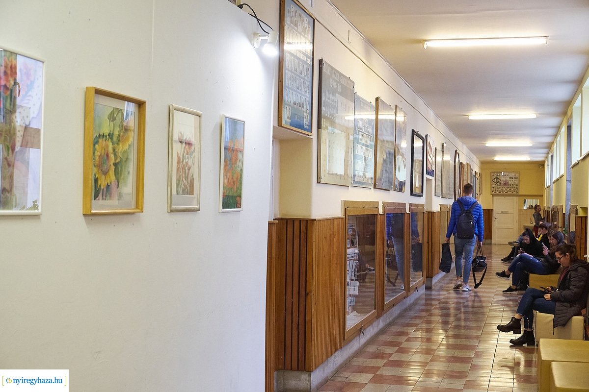 Porkoláb Éva kiállítása a Zrínyi Ilona gimnáziumban