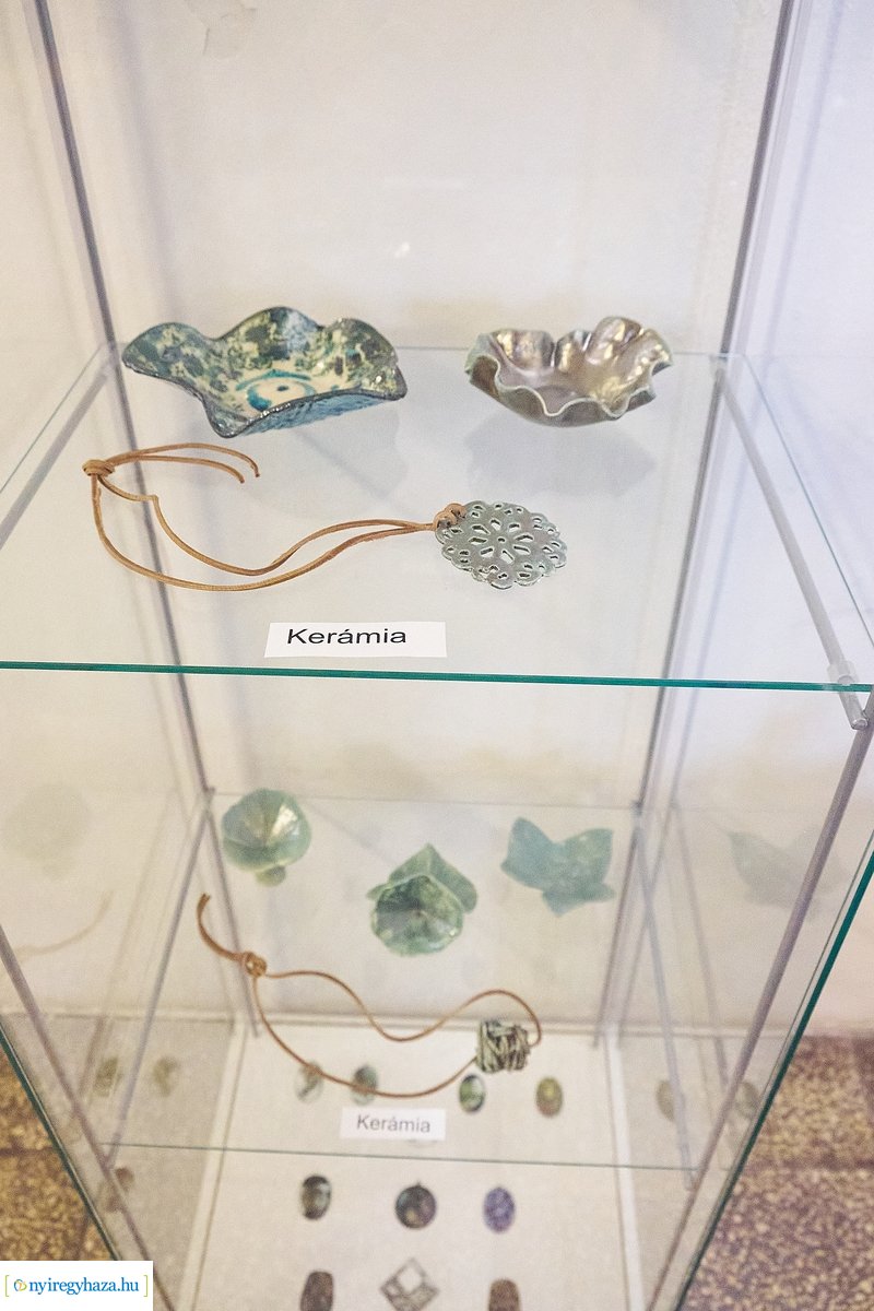 Porkoláb Éva kiállítása a Zrínyi Ilona gimnáziumban