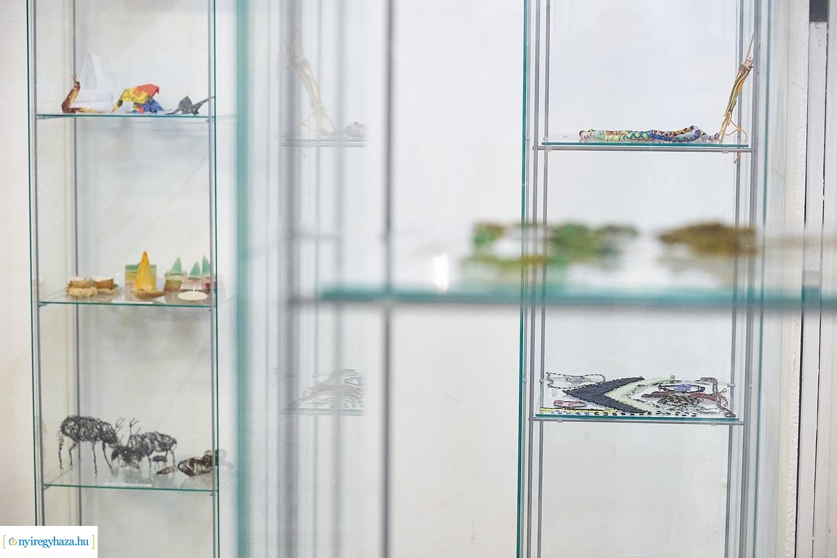 Porkoláb Éva kiállítása a Zrínyi Ilona gimnáziumban