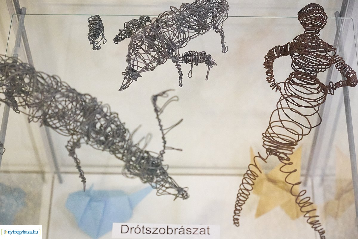 Porkoláb Éva kiállítása a Zrínyi Ilona gimnáziumban