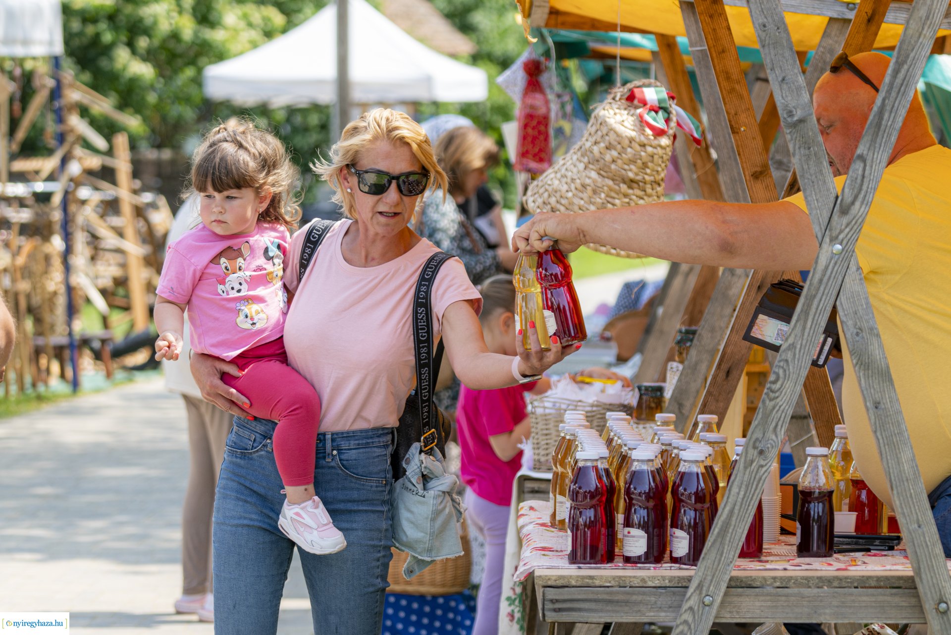 Pünkösdi sokadalom a Sóstói Múzeumfaluban