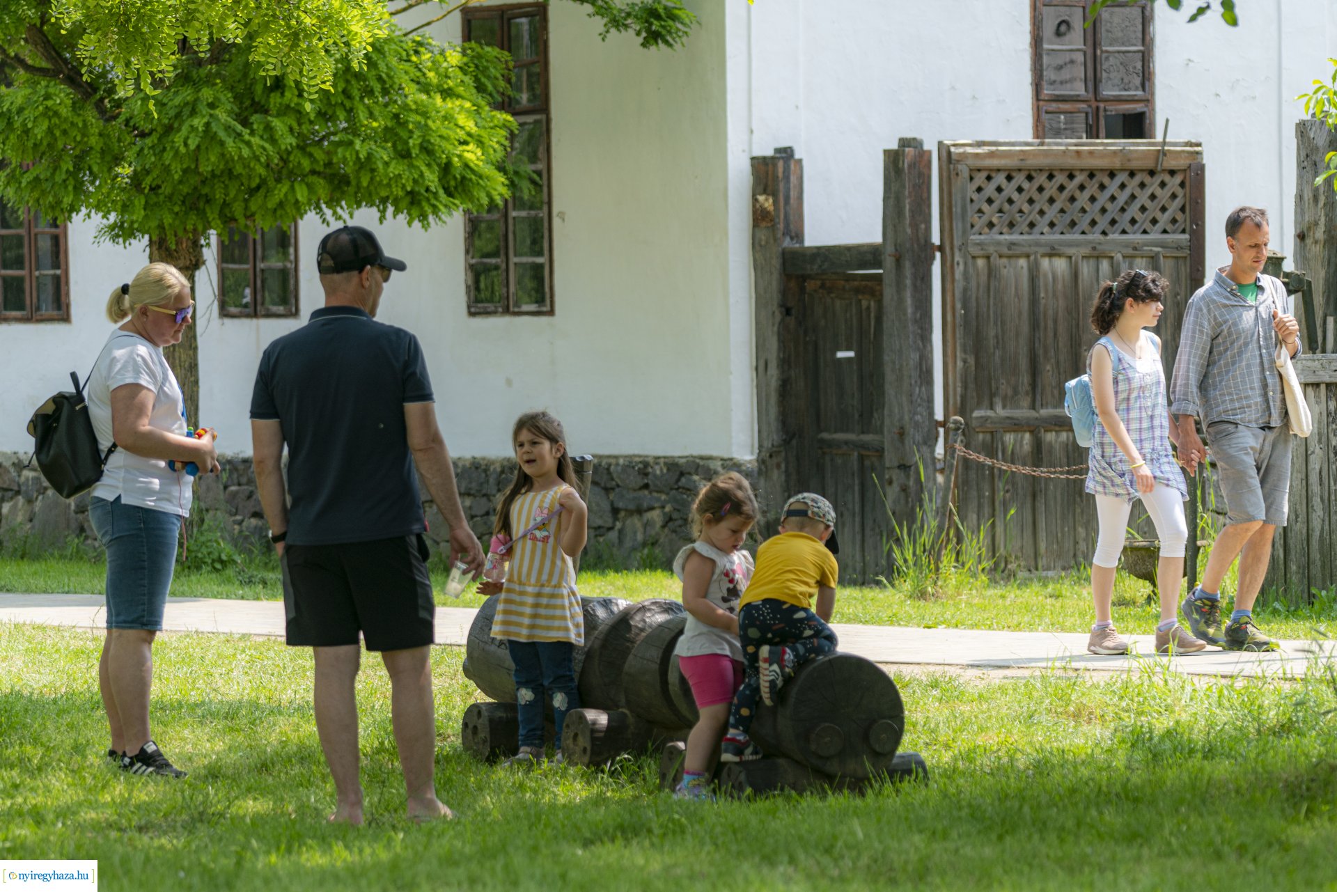 Pünkösdi sokadalom a Sóstói Múzeumfaluban