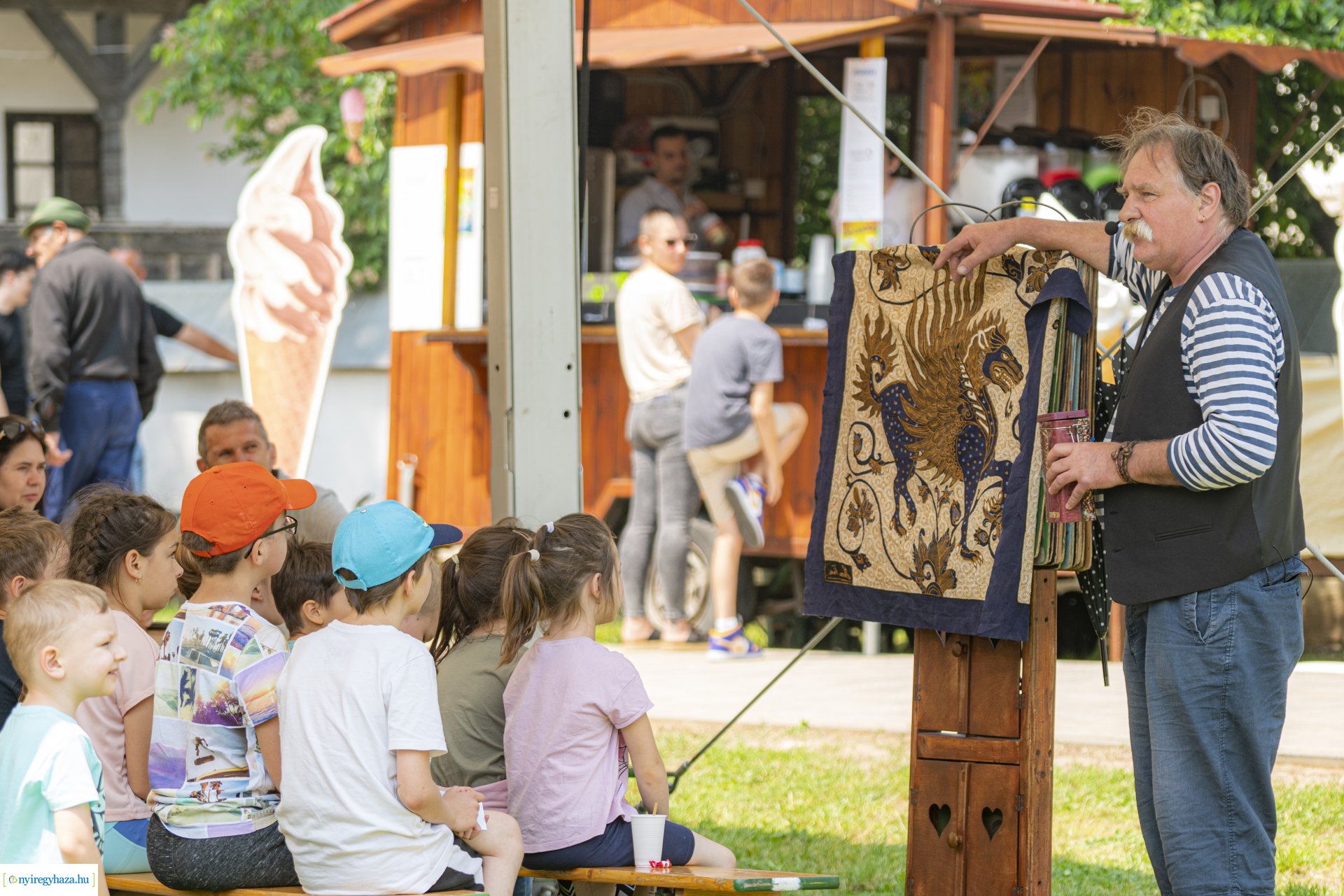 Pünkösdi sokadalom a Sóstói Múzeumfaluban