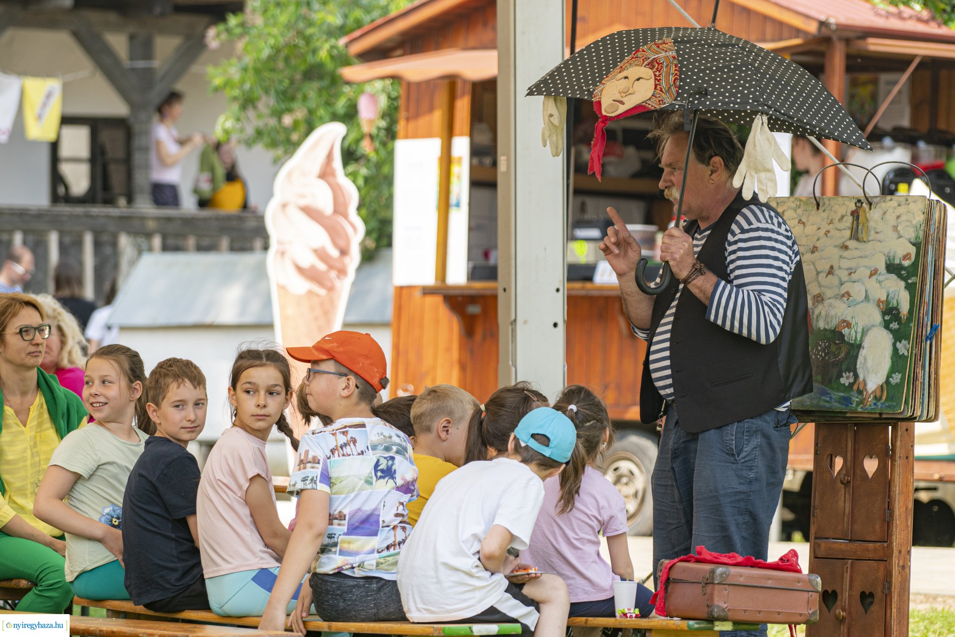 Pünkösdi sokadalom a Sóstói Múzeumfaluban