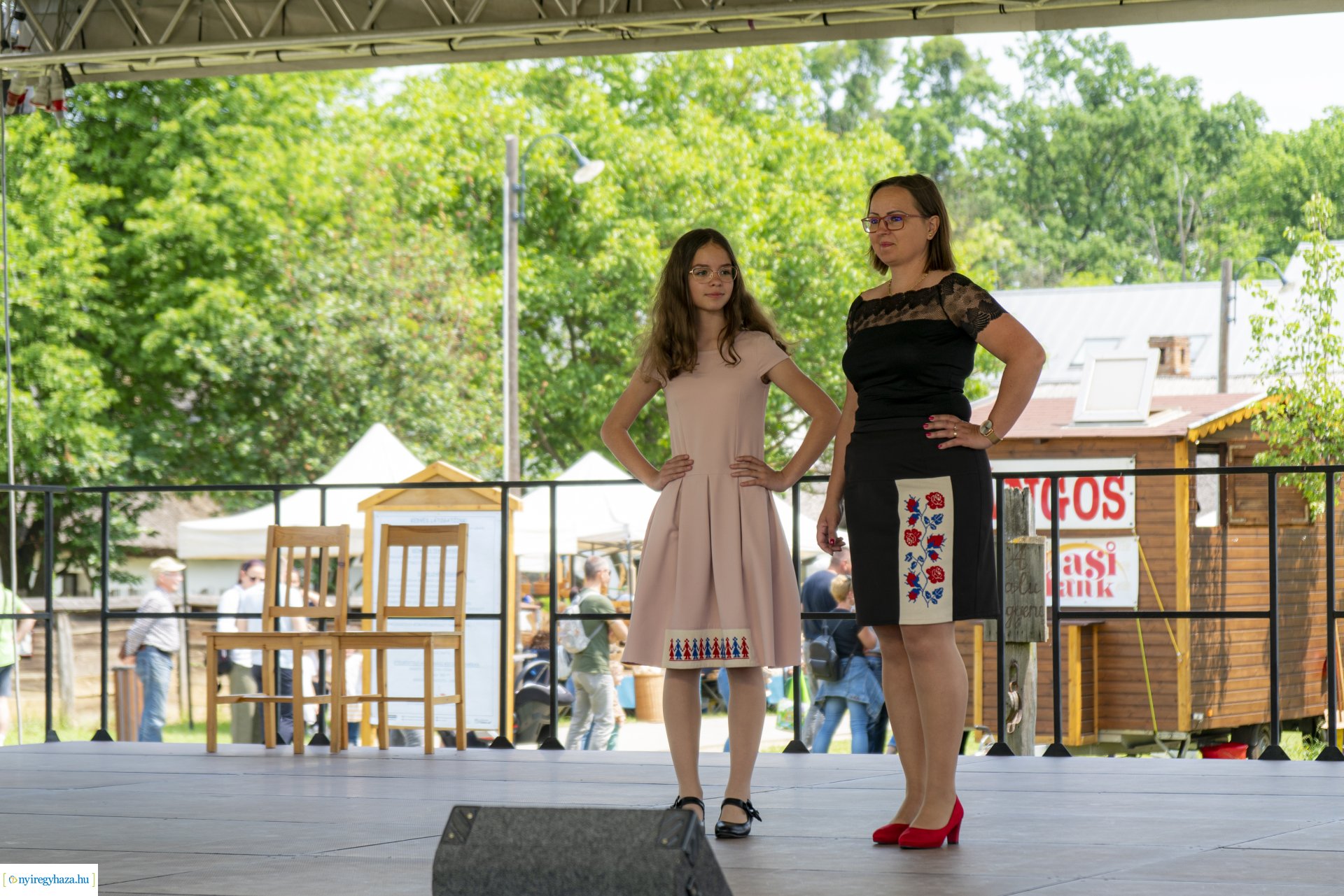 Pünkösdi sokadalom a Sóstói Múzeumfaluban