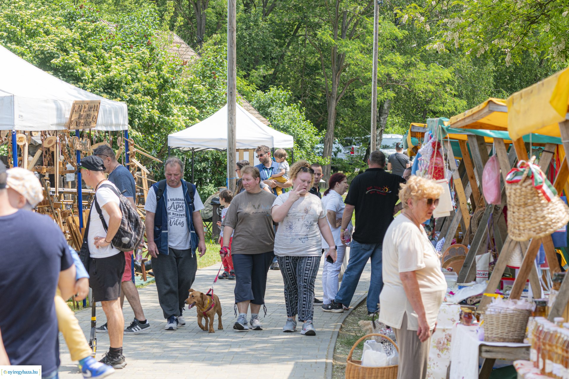 Pünkösdi sokadalom a Sóstói Múzeumfaluban