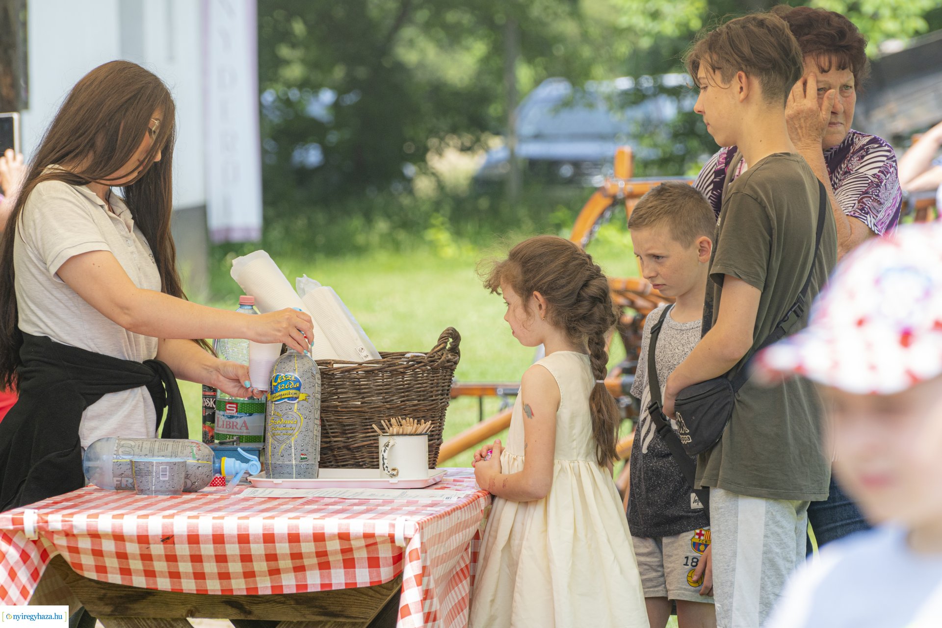 Pünkösdi sokadalom a Sóstói Múzeumfaluban