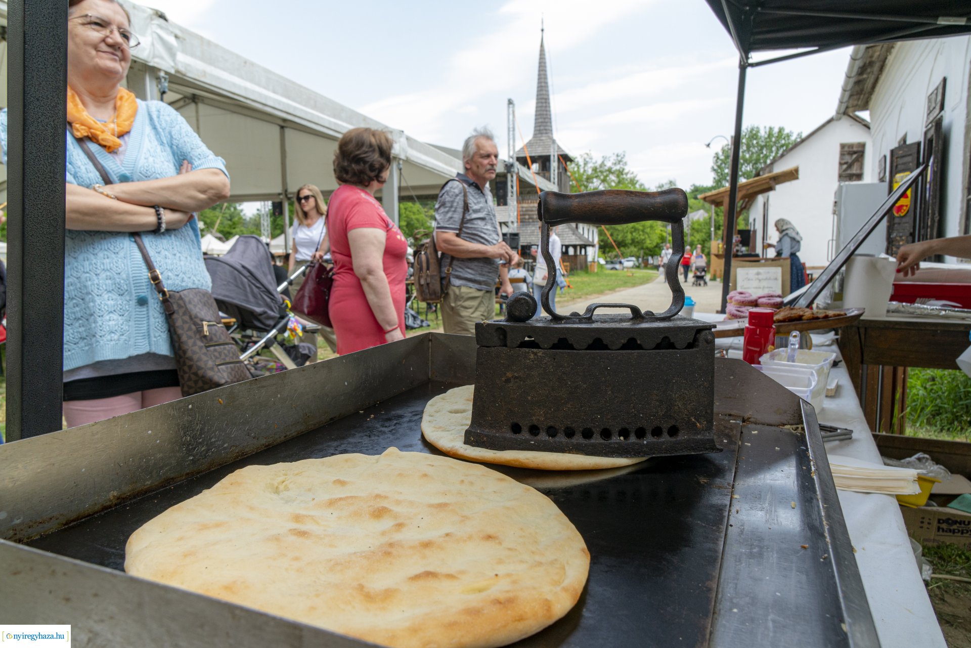 Pünkösdi sokadalom a Sóstói Múzeumfaluban