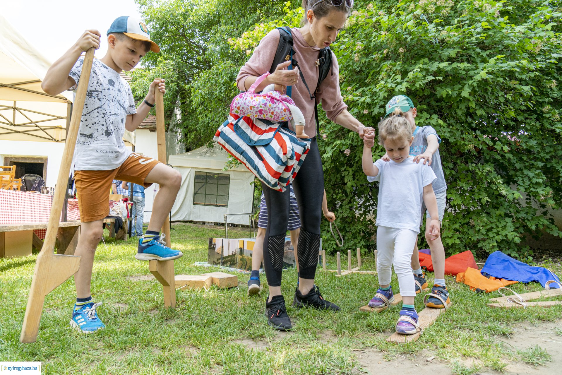 Pünkösdi sokadalom a Sóstói Múzeumfaluban