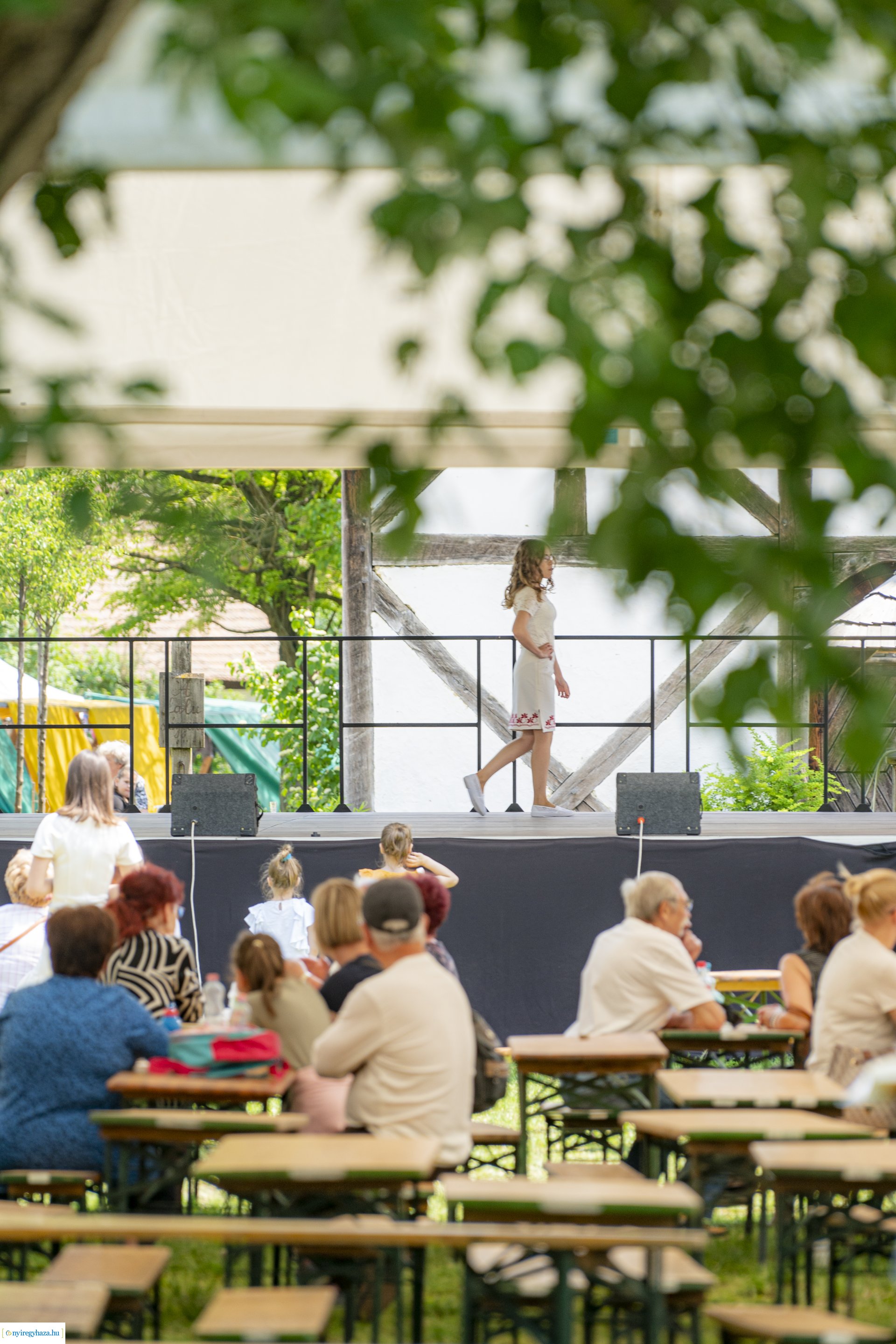 Pünkösdi sokadalom a Sóstói Múzeumfaluban