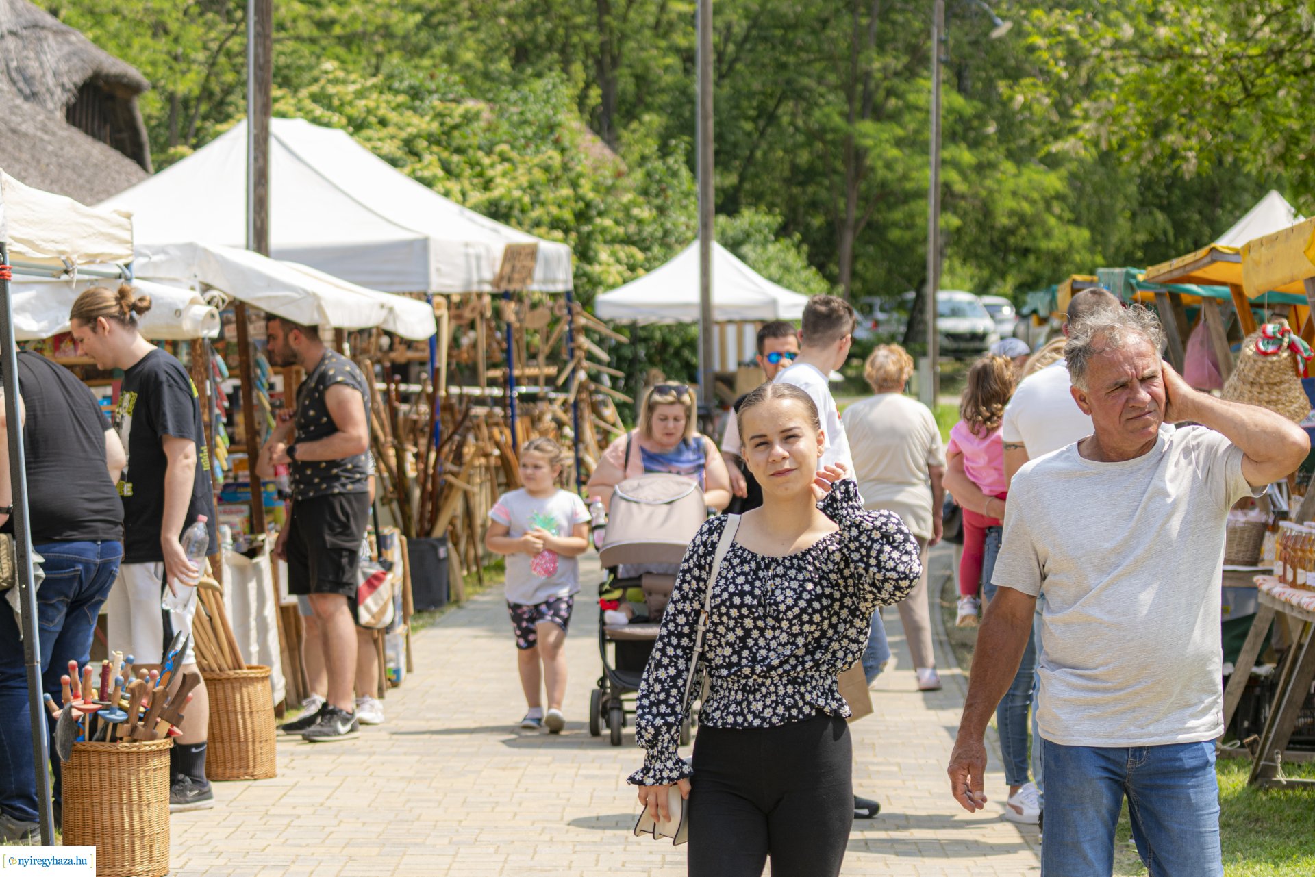 Pünkösdi sokadalom a Sóstói Múzeumfaluban