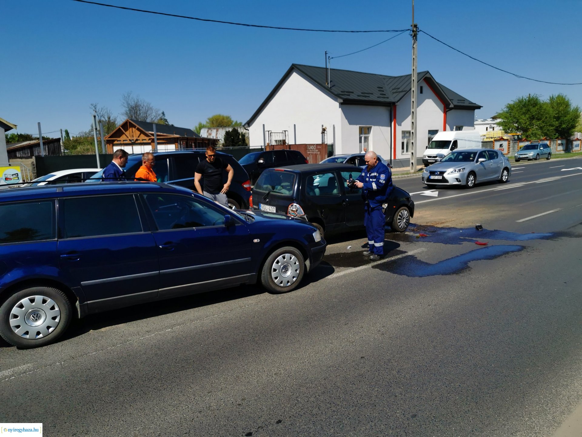 Ráfutásos baleset a Pazonyi úton - Három autó ütközött egymásnak