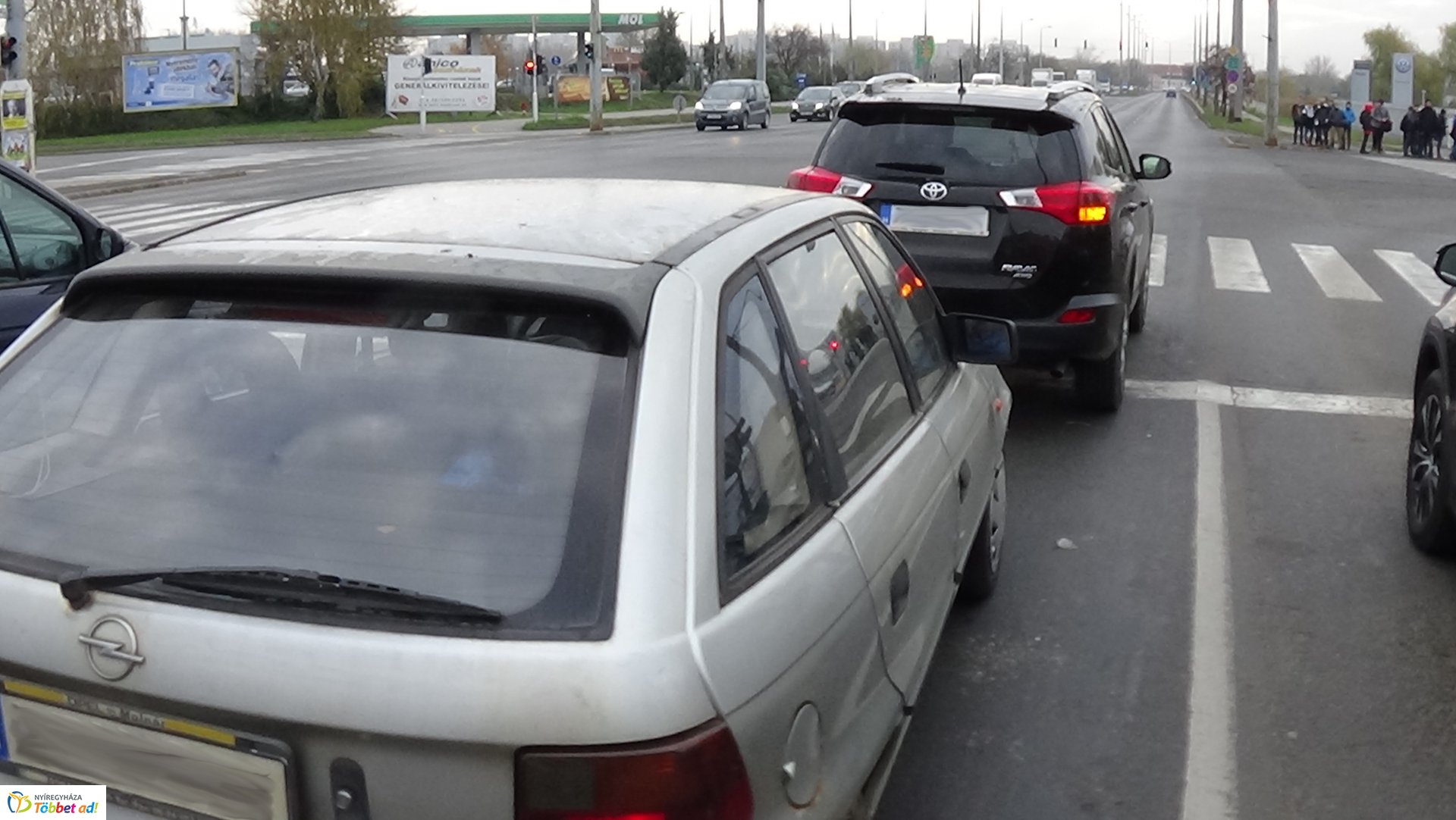 Ráfutásos baleset történt a Pazonyi téren