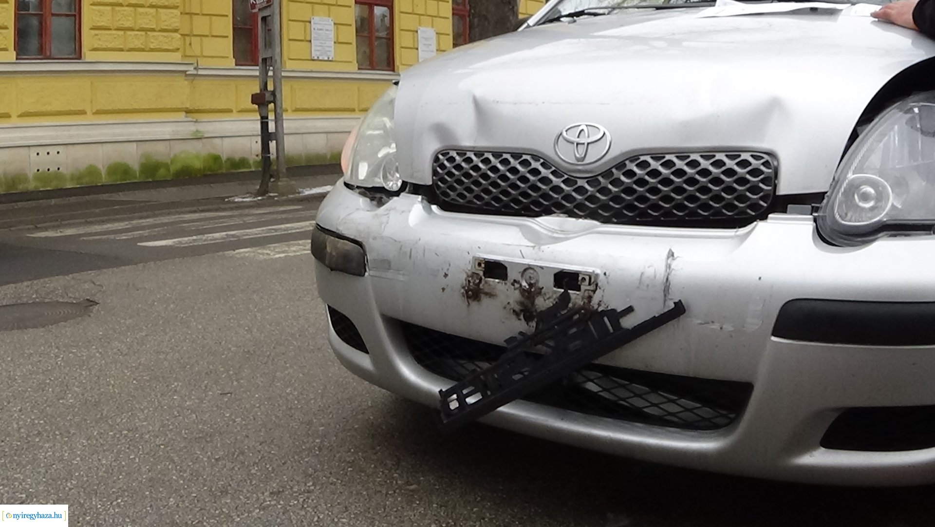 Ráfutásos baleset történt szerda dél körül a Szent István utcán