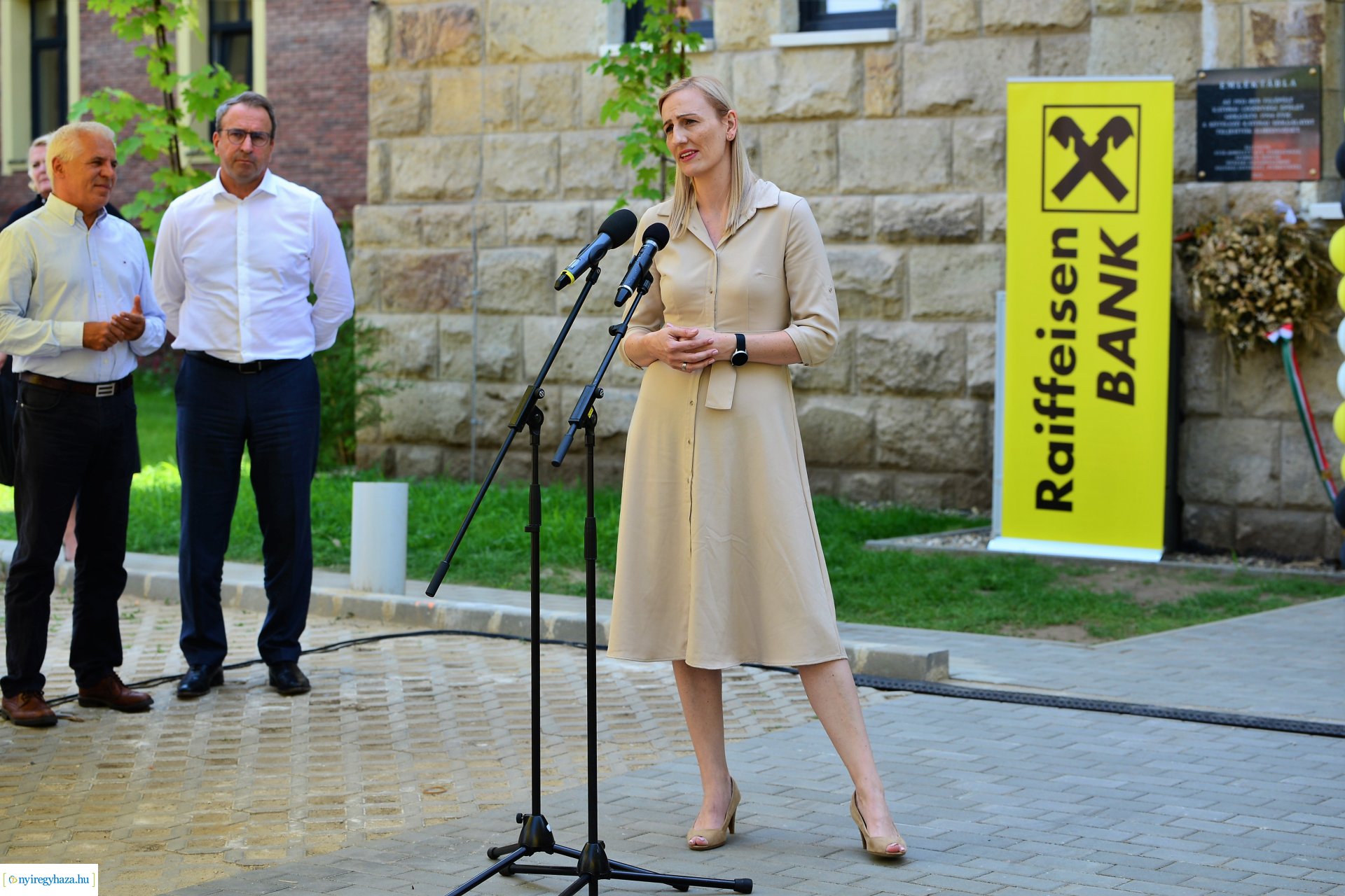 Raiffeisen Bank szolgáltató központ átadás