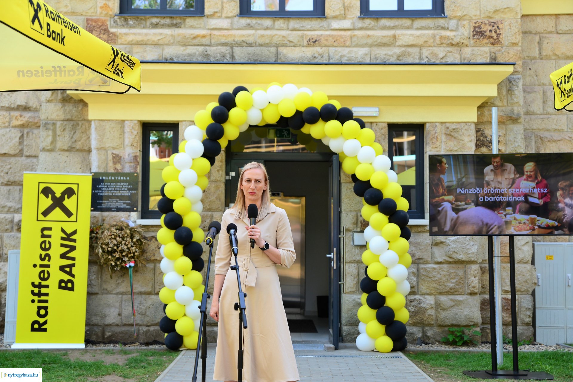 Raiffeisen Bank szolgáltató központ átadás