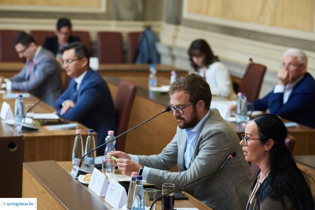 Regionális konferencia a Városházán