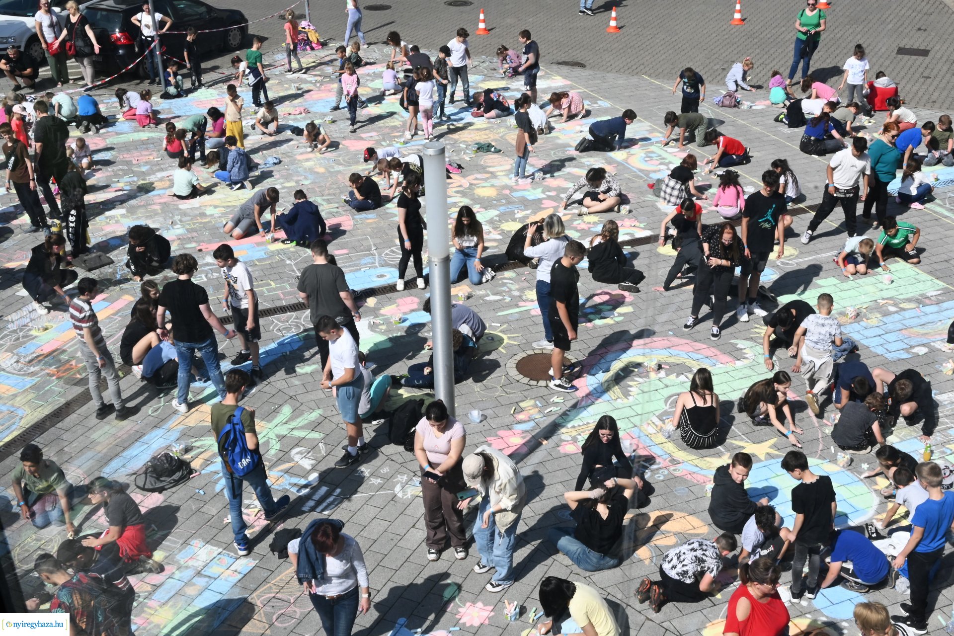 Rekordkísérlet - aszfaltrajz 600 gyermek részvételével 