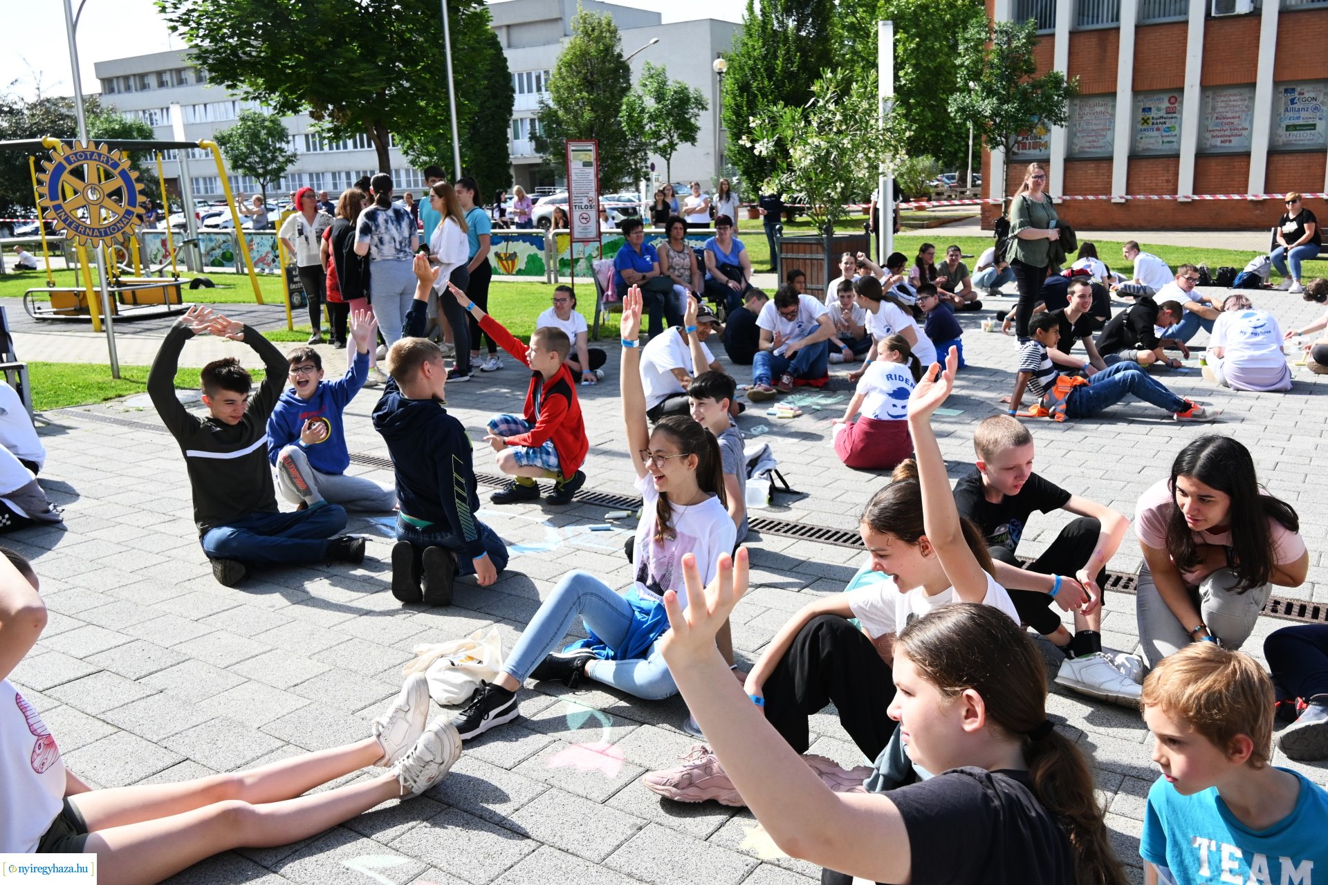 Rekordkísérlet - aszfaltrajz 600 gyermek részvételével 