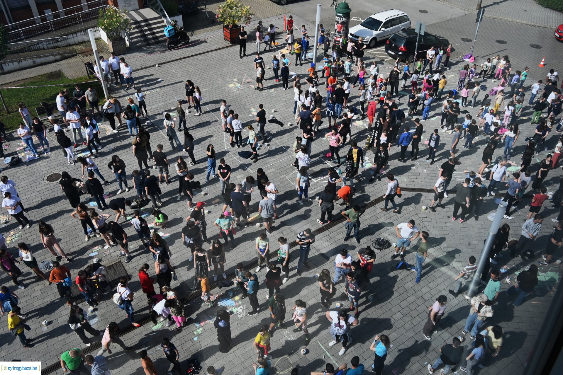 Rekordkísérlet - aszfaltrajz 600 gyermek részvételével 